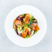 女性の好きな、サーモンとアボカドの使ったサラダ！さっぱりしたドレッシングで仕上げております！男性も是非！
