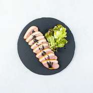 あい鴨をリンゴのチップで燻製し、自家製のトリュフソースで味付けした逸品！！