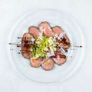 牛モモ肉を、低温調理でじっくり仕上げた一品！自家製のバルサミコソースで！