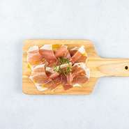 イタリアはパルマ地方の生ハムです！イタリアの伝統が誇る逸品！お酒のお供に是非！
