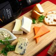 厳選したナチュラルチーズを5種類ご用意！ドライフルーツとクラッカーのセットです！！
