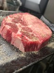 牛の舌。厚く厚く切っております。鉄板で注文するとタンステーキです。タンテキを贅沢に七輪で焼いて食べてみませんか？