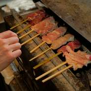 仕事帰りの「ちょっと一杯」。カウンターに腰かけ、店内に充満する炭火焼きの“こうばしい香り”を感じながら、ついつい酒が進みそう。おひとり様でもふらっと立ち寄りたくなる気軽さも魅力です。