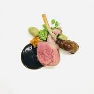 歯切れが良くなるように火を入れた仔羊に、イカミンチを添えました。それぞれの食感が楽しめる一皿です。
海と陸の食材の強い旨味をイカ墨でまとめました。
※季節のコースの中の1品です