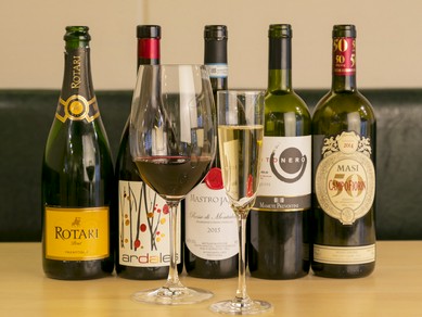 オーナーシェフが世界各国から厳選したワインは約60種類