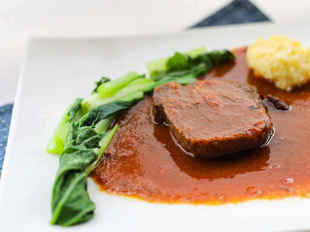 厚切りのタンを、長時間かけてコトコトじっくり煮込んだ逸品『厚切りタンシチュー』