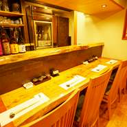 店内はカジュアルながらも和の趣ある空間。カウンター席では横並びでゆったりと大人デートが楽しめます。盃を交わしながら、大人の隠れ家で美味しい料理に舌鼓。