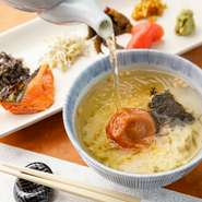 高い香りと奥深い出汁の旨みが、鮭・梅・たらこ・昆布など9種類の具とご飯にマッチして体中に染み入ります。ご飯を2回おかわりできるくらいの量の具の組み合わせも楽しみのひとつ。〆に味わいたい名物料理です。
