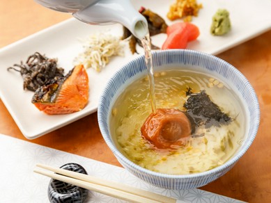 〆に楽しみたい名物料理。自家製だし汁で9種類の具を楽しむ『具だくさん出汁茶漬け』