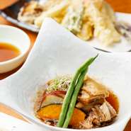 生産者の顔がわかる宮城のブランド豚「天神の杜　大泉ポーク」。豚肉本来の味と脂身のバランスがよく柔らかいのが特徴です。くせがなくあっさりとした美味しさの豚肉をじっくり時間をかけて煮込んだ逸品です。
