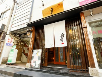 落ち着いた店内で、遊び心のある料理と旨い日本酒を堪能