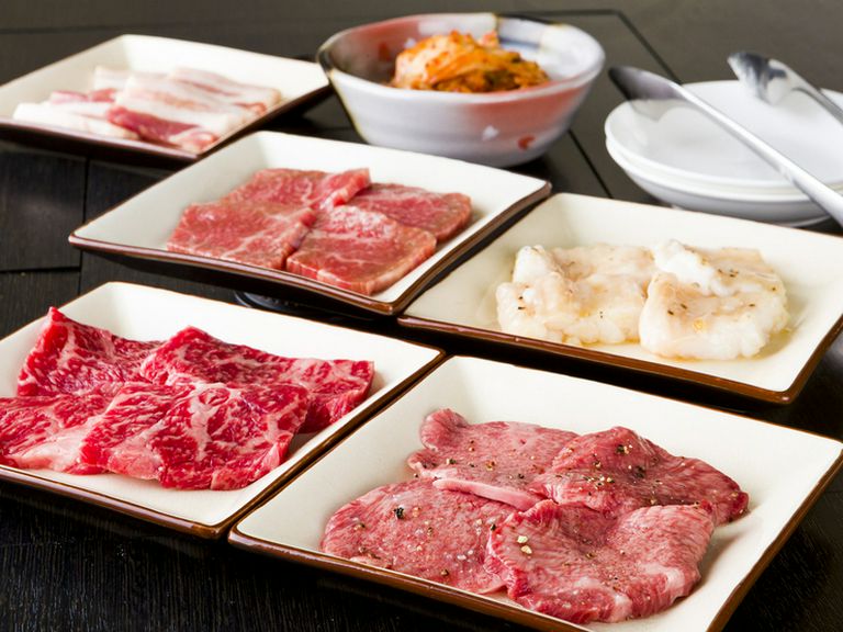 5〜6種類の肉と、キムチやサンチュなどの野菜メニュー1種類を盛り合わせた『おまかせセット』