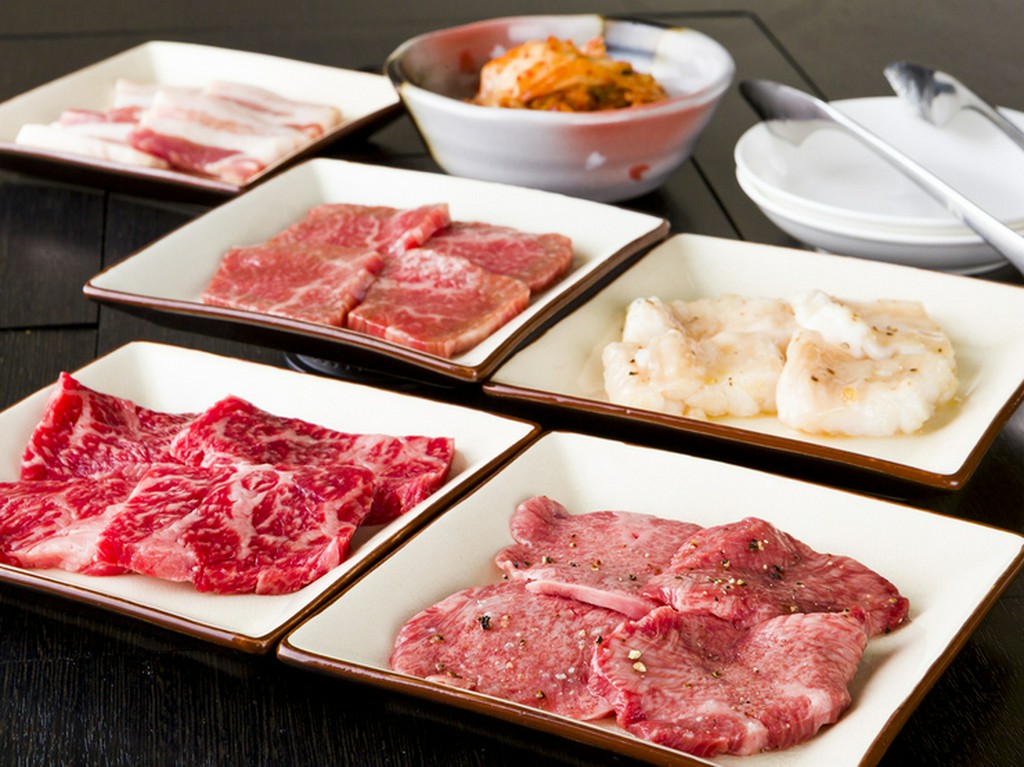 5～6種類の肉と、キムチやサンチュなどの野菜メニュー1種類を盛り合わせた『おまかせセット』