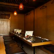 気軽なテーブル席、広々とした掘りごたつの宴会場など、2名様から完全個室で用意されています。1名様の場合は、個室のようなレイアウトのカウンター席をご案内。どんな人数でも個室スタイルで過ごせます。