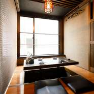 2名様から全席個室で案内してもらえるため、お喋りも楽しみたい女性にとってはぴったり！　テーブル席の個室もあるので、女性のファッションスタイルに合わせて選んでみては？