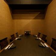 個室でゆったり味わえる最高級の料理とお酒でのおもてなしは、先方にも喜んでもらえることでしょう。牛タンと新鮮な海鮮、日本酒を味わいながら仙台を堪能。接待や会食、海外の方をもてなす場にぴったりです。