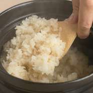 「終わり良ければすべてよし」の言葉に準え、コースの終盤を告げる『釜飯』にも並々ならぬこだわりが盛込まれています。客人のスピードに合わせて完成した『釜飯』は甘みや香り、艶やかな風合いをまとい登場。