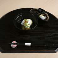 透き通った出汁の中には、季節を彩る料理が置かれています。画像は夏の椀として、具材は鱧を選択。椀の中にも、旬を見つけることが出来ます。