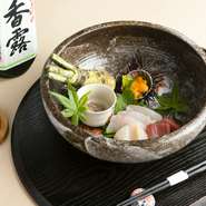明石の昼網にて仕入れ、新鮮でこだわりの詰まった魚介を使用。特に美味しいと思うところを盛り合わせているため、内容は日々変わります。