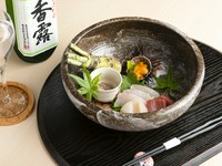 明石の昼網にて仕入れ、新鮮でこだわりの詰まった魚介を使用。特に美味しいと思うところを盛り合わせているため、内容は日々変わります。