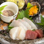明石昼網の鮮魚を用いた『お造り』、豊かな香りと共に季節の色合いも愛でる『汁物』など贅を尽くした3種類のコース。但馬牛やA5ランクの神戸牛など、秀逸な肉料理も満喫できます。