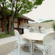 心地よい風が流れるテラス席で食事を楽しむ