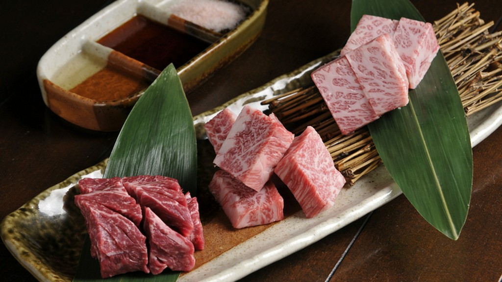 『ハネシタ』『中落カルビ』『赤身のランプ肉』をステーキカットで楽しむ『通の厚切り3種盛り』