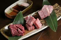 濃厚な味わいが特徴の『ハネシタ』『中落カルビ』『赤身のランプ肉』をステーキカットで味わう『通の厚切り3種盛り』。肉の個性がダイレクトに伝わる厚切りの肉は噛みしめる度に旨みが口の中に広がります。