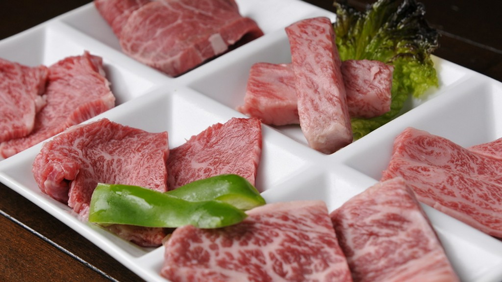 あっさりとした味わいの赤身肉と濃厚な旨みの霜降り肉がどちらも味わえる『板長のおすすめ六種盛り』