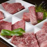 その日仕入れた肉の中から板長厳選の部位が満喫できる『板長のおすすめ六種盛り』。　あっさりとした味わいの赤身肉と濃厚な旨みの霜降り肉がどちらも味わえる、女性にも人気の一皿です。