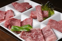 あっさりとした味わいの赤身肉と濃厚な旨みの霜降り肉がどちらも味わえる『板長のおすすめ六種盛り』