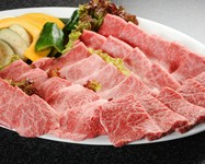 和牛・黒豚・地鶏・シーフード・焼き野菜の盛り合わせなど、バランスよく構成お野菜もたっぷり。
