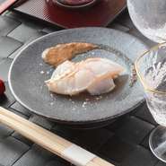 その日入荷した鮮魚を、自分の目や信頼する魚店の目で厳選し、市場直送で仕入れてます。またシャリの米にもこだわり、ネタとのハーモニーも店の人気のひとつとなっています。