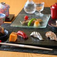 接待や記念日など、大切なゲストを招いての至福のひとときは、テーブル席の個室スペースがおすすめ。隣を気にせず、ゆったりと過ごせます。個室で味わう春夏秋冬に舌鼓。