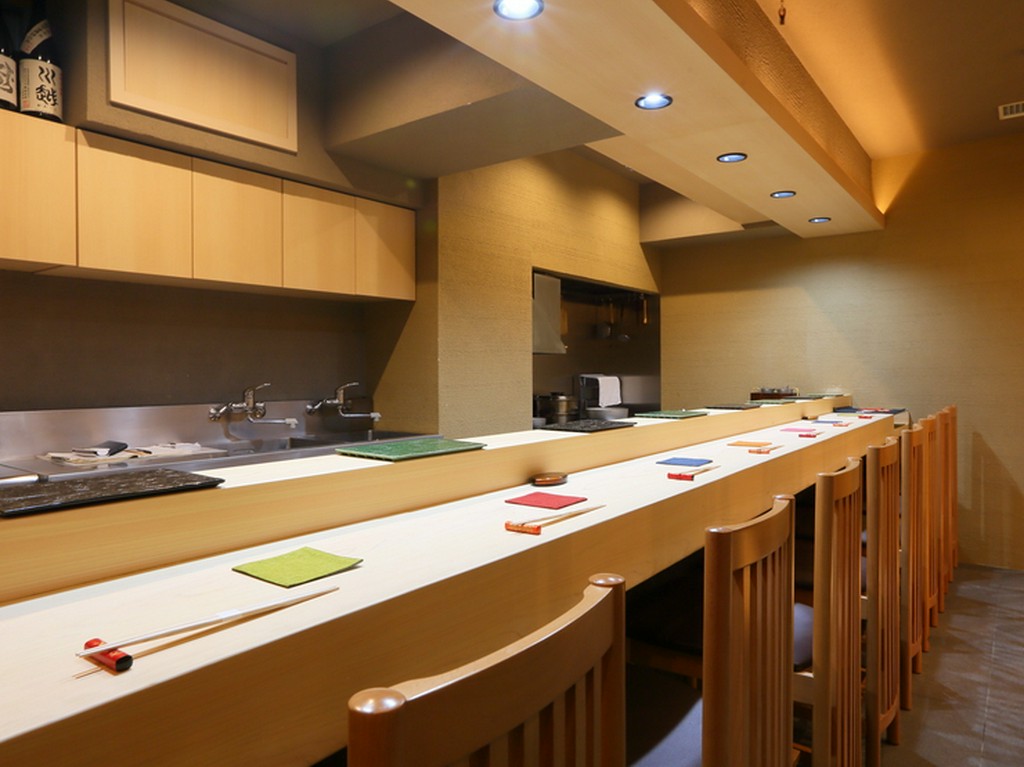 木の香りに癒される店内は、白を基調とした清潔感のある雰囲気