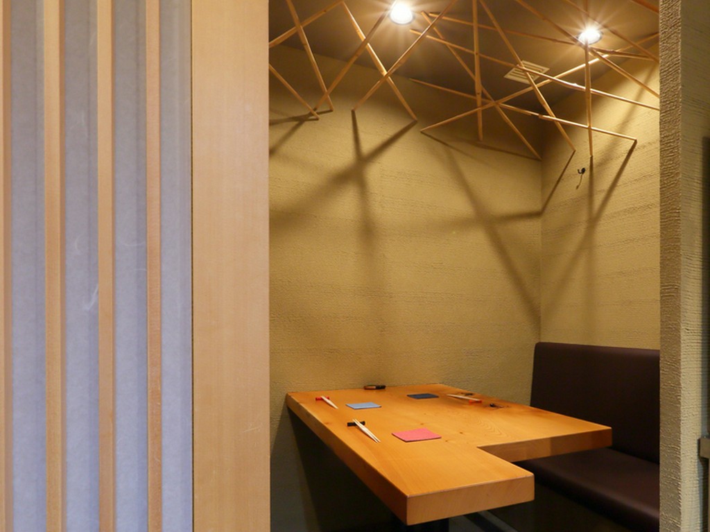 店主は剣道六段。店内の個室には竹刀のモニュメント