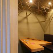 「人のつながりができるのが剣道の一番の魅力」と語る店主は剣道六段。店内の個室には竹刀のモニュメントもあり、勝負師の側面もうかがえます。来店した際はぜひ一度、天井を見上げてみてはいかが。