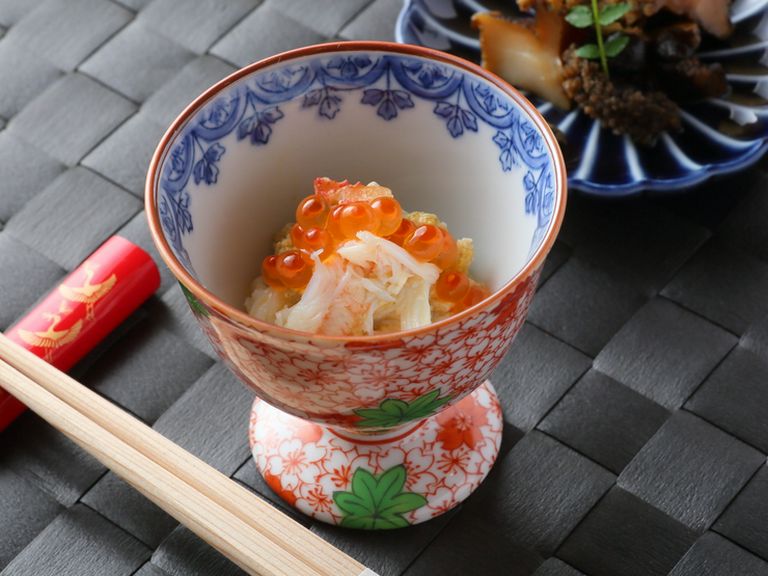 カニ肉の甘味とイクラの贅沢な組み合わせが、口の中に広がる一皿『毛ガニ』