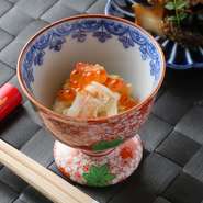 毛ガニの身を食べやすくほぐし、イクラを添えた贅沢な組み合わせ。毛ガニの風味が絶品な一皿です。カニ肉の甘味が口の中に広がり、五感にしみわたる味覚を堪能できます。※コース料理の一品となります。