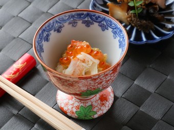 カニ肉の甘味とイクラの贅沢な組み合わせが、口の中に広がる一皿『毛ガニ』