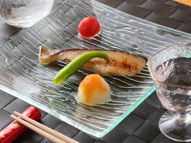 ふんわりと甘みのある味わいが特徴。脂が乗った銀鱈と西京味噌の相性が絶妙の『銀鱈西京焼き』