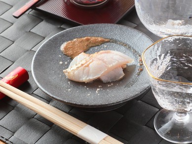 高級魚である「のどぐろ」を軽く炙り、旨みを凝縮させた絶品料理『のどぐろあぶり　キモのソース』