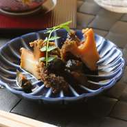 市場直送の質の良いあわび。刺身でも食べられるほど新鮮なものをふっくらと蒸しあげ、噛むほどに旨味が広がります。日本酒の肴におすすめです。※コース料理の一品となります。
