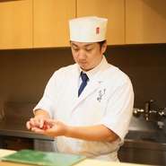 「人のつながりができるのが剣道の一番の魅力」と語る店主は剣道六段。剣道と同じように人とのつながりができるカウンター越しに、丁寧な対応、美味しい料理の提供で人気を博しています。