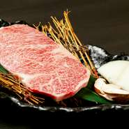 全国屈指の黒毛和牛である「山形牛」の中でも、極上の肉質、特上の霜降りが特徴の部位であるサーロイン。脂の上品な甘味と旨味を堪能できる一皿です。ぜひ賞味あれ。