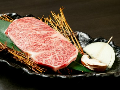 極上の肉質、特上の霜降り。脂の上品な甘味と旨味を堪能できる『サーロインの姿焼』