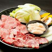 山形牛の人気部位である「塩タン」「ロース」「カルビ」「ハラミ」「テッチャン」が楽しめるセット。2～3名さま用なので、家族や恋人、友人とシェアできます。店主おすすめのイチオシメニュー。