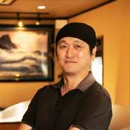 「本当に美味しい焼肉を食べてもらいたい」と語る店主。絶品の山形牛をリーズナブルな価格で提供しています。また、韓国料理のサイドメニューも充実しており老若男女を問わず楽しめるのも魅力です。