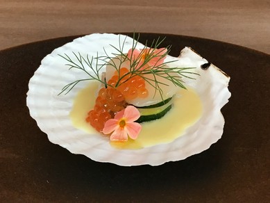 冷えたスパークリングと冷前菜で乾杯