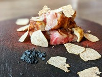 その時仕入れた肉を、0．1度単位の温度を操り絶妙な火入れを見極める匠の技で仕上げます。付け合わせやソースは、日本の四季の食材でその時季に合わせたものを。思わず見惚れてしまう美しい盛り付けも魅力です。